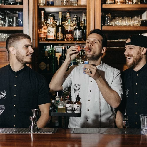 Πώς το μπαρ Red Nose από τον Βόλο φιγουράρει ανάμεσα στα καλύτερα του κόσμου