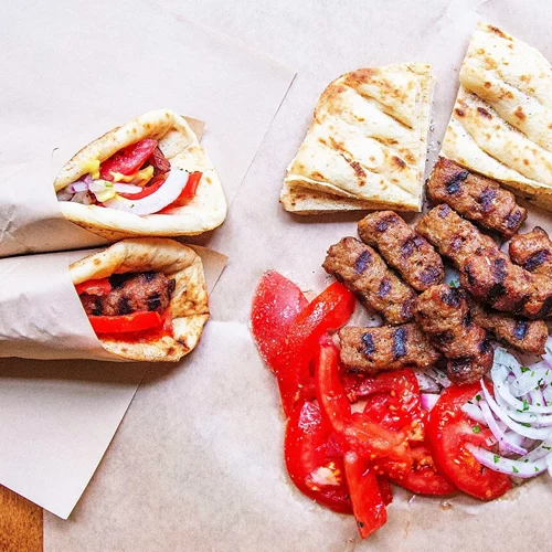 Στη Βαρβάκειο παίζει κορυφαίο σουτζουκάκι (και σουβλάκι)