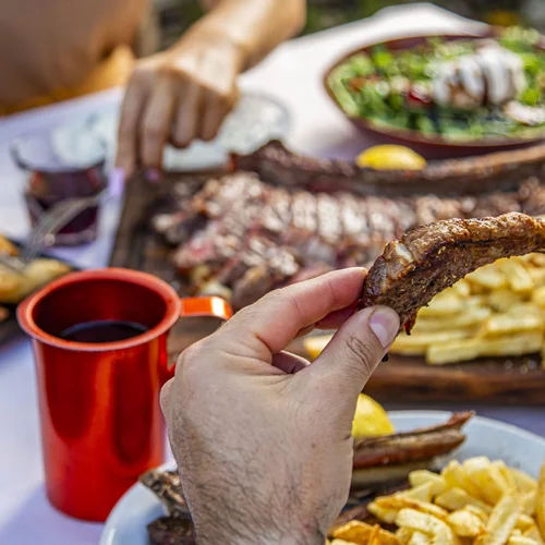 Όσοι ξέρουν από παϊδάκια, πηγαίνουν στην Άγιο Δημήτριο και σε αυτή την αυλή