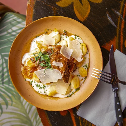 Che: Τι γεύση μας αφήνει ένα από τα πιο δημοφιλή στέκια του Πειραιά;