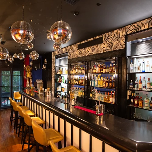 Video walkthrough: Η Ναταλία Δραγούμη σε μια γιορτινή βόλτα στα Εξάρχεια