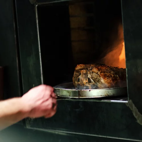 Το Sunday Roast σερβίρεται ξανά στο Vezené