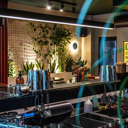 "Το Μπαρ" στην Μαυρομιχάλη είναι ό,τι λέει το όνομά του