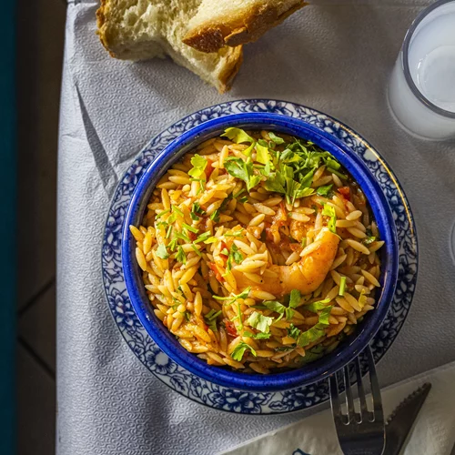 Για εκλεκτή θαλασσοφαγία στην σχεδόν speakeasy ταβέρνα της Ιεράς Οδού