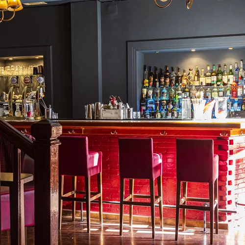 Ο "Λογιότατος" είναι ένα μπαρ που ταιριάζει άψογα στην Κυψέλη