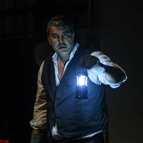 Ο Βασίλης Μπισμπίκης κάνει πρεμιέρα με τους πολιτικούς και πανκ "Εμπόρους της Βενετίας"