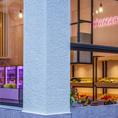 Στην Ιπποκράτους υπάρχει ένα μανάβικο που είναι και café