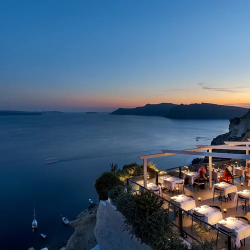 Στη σοφιστικέ βεράντα της Σαντορίνης για πιάτα βαθιάς νοστιμιάς