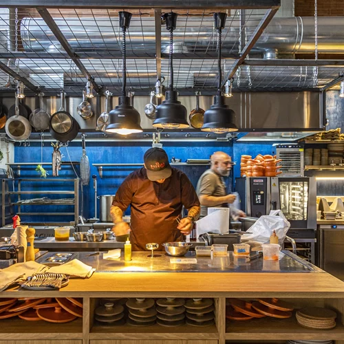 Το Ex Machina γίνεται 2 ετών και το γιορτάζει με έναν εκλεκτό καλεσμένο