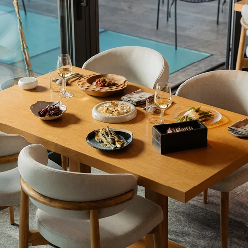 Nyn Esti: Η γαστρονομική εμπειρία στο ΕΜΣΤ επεκτείνεται με νέο μεσημεριανό μενού