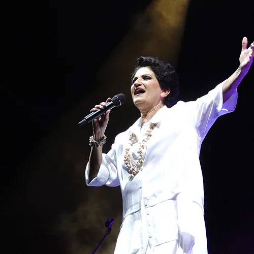 Η Άλκηστις Πρωτοψάλτη μάς εύχεται "Καλό καλοκαίρι" στον Κήπο του Μεγάρου