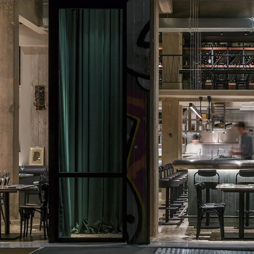 Viral πριν αυτό γίνει κουλ: Μπαρ και εστιατόρια της Αθήνας που έκαναν αμέσως σουξέ