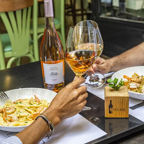 Για κρασιά στην κρυφή αυλή του κέντρου