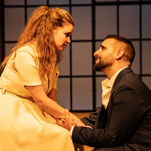 Λίλα Μπακλέση και Κωνσταντίνος Μπιμπής βλέπουν το θέατρο με το ίδιο πάθος και πρωταγωνιστούν στο "Ήταν όλοι τους παιδιά μου"