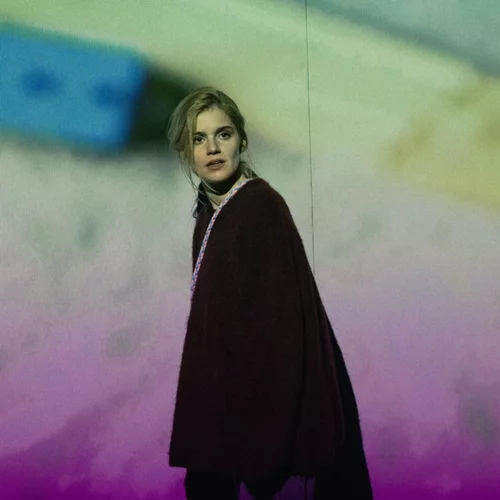 Η ταλαντούχα Νατάσα Εξηνταβελώνη ερμηνεύει το σπαρακτικό "Girls & Boys"