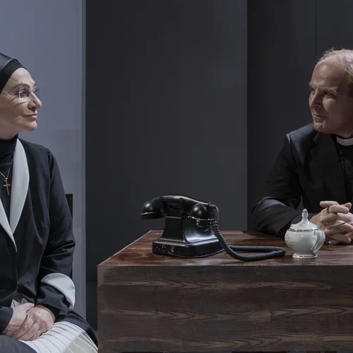 Φιλαρέτη Κομνηνού - Νικόλας Χανακούλας μιλούν για την "Αμφιβολία" του Τζον Πάτρικ Σάνλεϊ όπου το νέο συγκρούεται με το παλιό