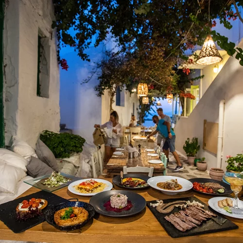 Η Κυρά Ποθητή ταΐζει για πάνω από 30 χρόνια τη Σχοινούσα