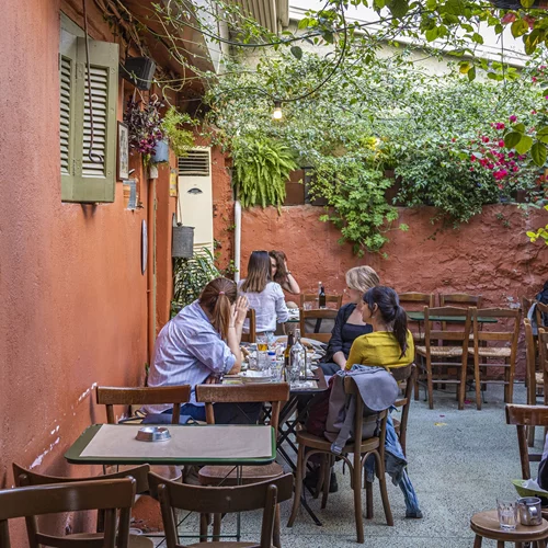 Στάσεις για δυο κουβέντες και κάτι να τσιμπολογήσεις μετά μουσικής στον Βοτανικό