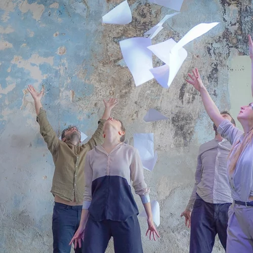 "Πεθαίνω σαν χώρα": Στο ΠΛΥΦΑ το έργο του Δημητριάδη που μας κάνει μάρτυρες ενός εξουθενωμένου έθνους