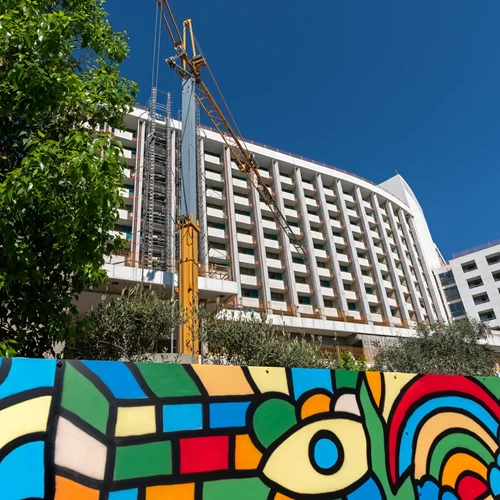 Μία υπαίθρια εικαστική έκθεση θα εγκαινιαστεί σύντομα στην περίφραξη του πρώην Hilton