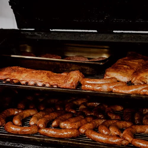 Η φλόγα της νοστιμιάς καίει ακόμα σε ένα τοπ BBQ Joint της Αθήνας