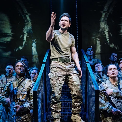 Ο Κιτ Χάριγκτον "Ερρίκος Ε'" στο Μέγαρο Μουσικής σε απευθείας μετάδοση