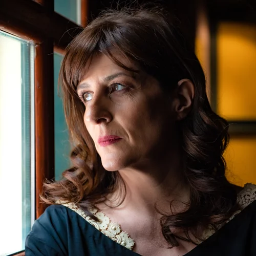 "Η αρραβωνιαστικιά του Αχιλλέα": Η Γιασεμί Κηλαηδόνη ερμηνεύει το άπαιχτο μυθιστόρημα της Άλκης Ζέη