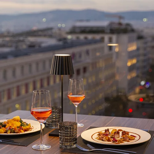 Πώς (και τι) τρώμε πια στα εστιατόρια των ξενοδοχείων της Αθήνας