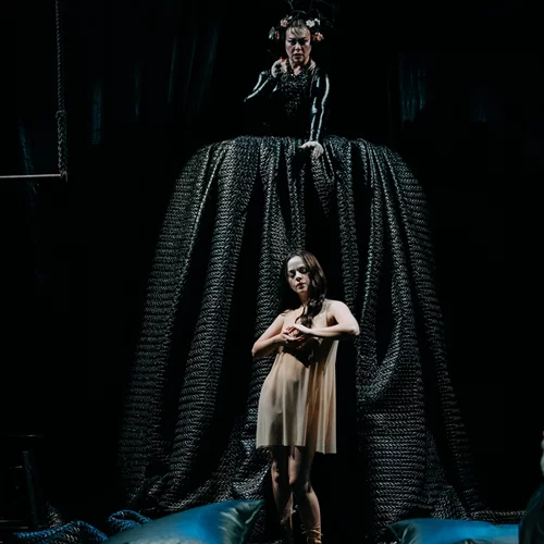 "Περλιμπλίν και Μπελίσα": "Σκοτεινές" φωτογραφίες από το ερωτικό έργο του Λόρκα στο Πορεία