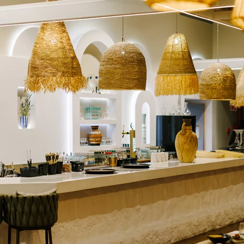 Video walkthrough: Η Ναταλία Δραγούμη δοκιμάζει φαγητό με παριανή ψυχή στο "Kedros Athens"