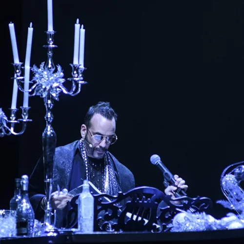 "Scrooge & Ghosts & Rock ‘n’ Roll": Ο Πάνος Μουζουράκης ξανά ως ο ροκ σταρ "Σκρουτζ"