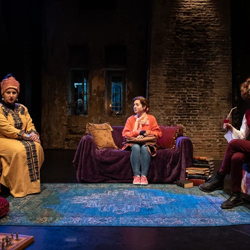 Η σκοτεινή κωμωδία "Θέλμα και Ίρις" επιστρέφει στο θέατρο Φούρνος