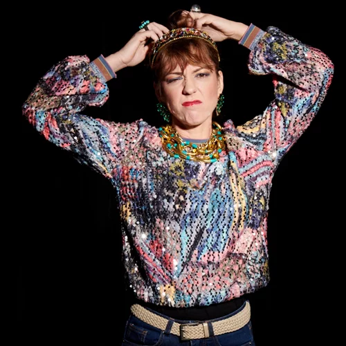 "Μίνιμαλ": Η Ήρα Κατσούδα μάς χαρίζει στιγμές γέλιου για δεύτερη χρονιά