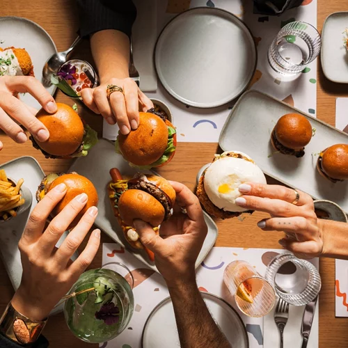 Στο πιο cool 'Lobby' της πόλης θα βρεις mini burgers και cocktails