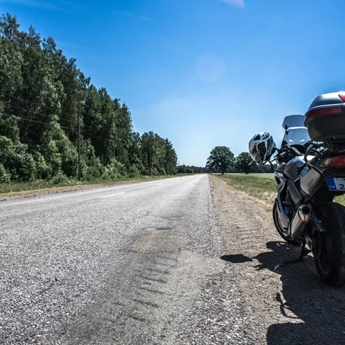 Ένα εντυπωσιακό ταξίδι με μοτοσυκλέτα στην άγρια φύση της νότιας Αλβανίας