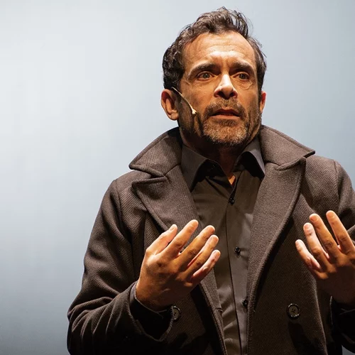 Φεστιβάλ Αθηνών: "Η αγαπημένη του κυρίου Λιν" με τον Κωνσταντίνο Μαρκουλάκη έρχεται στην Πειραιώς 260