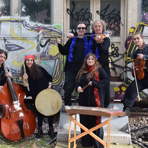 Ο Καραγκιόζης γιορτάζει τα πρώτα του Χριστούγεννα στο "Paraga"