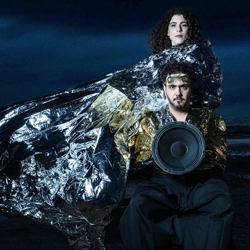 Έβελυν Ασουάντ: Η φωνή που μαγεύει στο H.ug με τους "Ζωντανούς"