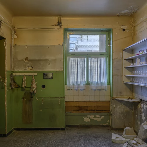 Καθίσματα του "Ιντεάλ" και αποδομημένες παιδικές χαρές δίνουν ξανά ζωή στο ερημωμένο Μέγαρο Σλήμαν-Μελά