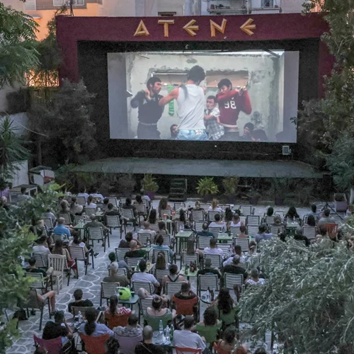 Ατενέ: Το θερινό σινεμά που δεν έκλεισε το χειμώνα και συνεχίζει τις προβολές