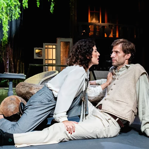 "Πλατόνωφ": Νέες φωτογραφίες από την παράσταση του πρώτου θεατρικού έργου του Άντον Τσέχοφ σε σκηνοθεσία Νίκου Καμτσή