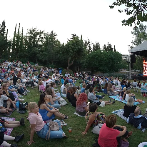 Αυλαία για τις προβολές όπερας στον Κήπο του Μεγάρου