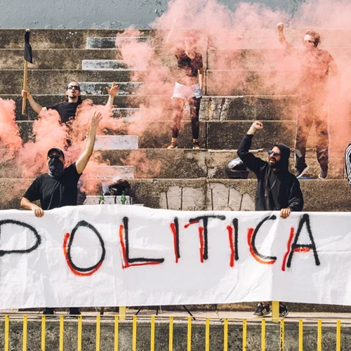 "Τι Ομάδα Είσαι Ρε;": Μια παράσταση που σκοράρει κατά της οπαδικής βίας