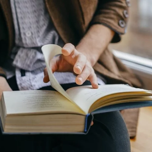 Η Ελληνική Λέσχη του Βιβλίου συζητά για τον "Άγγελο στο πηγάδι"