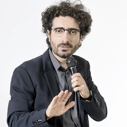 Ο Λάμπρος Φισφής σίγουρα ξέρει τι σημαίνει χιούμορ. Εμείς;