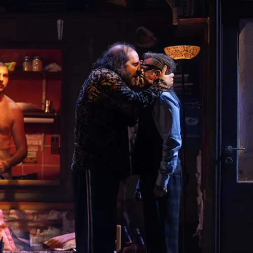 Πρώτες φωτογραφίες από το "Έγκλημα και τιμωρία: Αθήνα" του Βασίλη Μπισμπίκη στη Στέγη