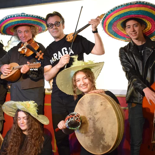 Ο Καραγκιόζης γιορτάζει τις Απόκριες στο "Paraga"