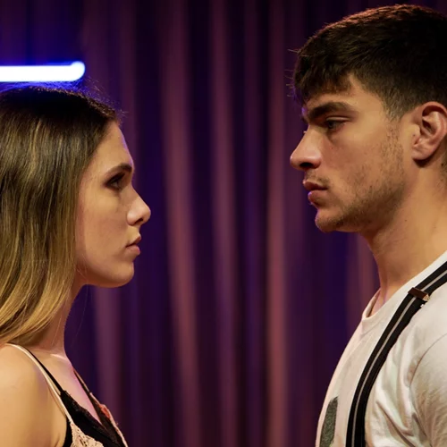 "Φακντ-απ" είναι τα πράγματα στο Θέατρο Άλφα-"Ληναίος-Φωτίου", με την Gen Z να παίρνει θέση επί σκηνής