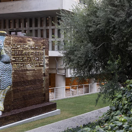 Τι δουλειά έχει ένας φτερωτός ταύρος έξω από το Μουσείο Ακρόπολης;