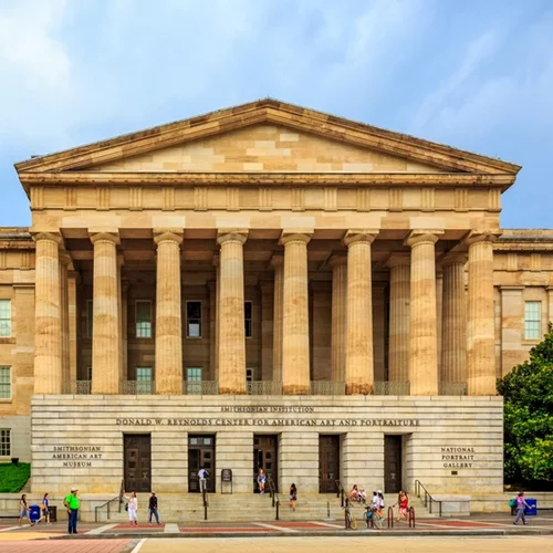 Απολύθηκε η διευθύντρια του Σμισθόνιαν λόγω τοξικής συμπεριφοράς